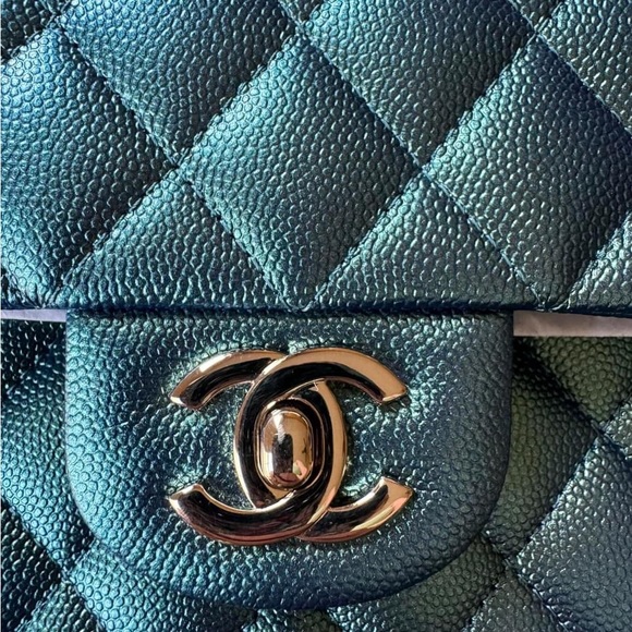 SOLD Classic Medium Flap 22P Iridescent Green Quilted Caviar light GHW! Unused! - Picture 4 of 15
